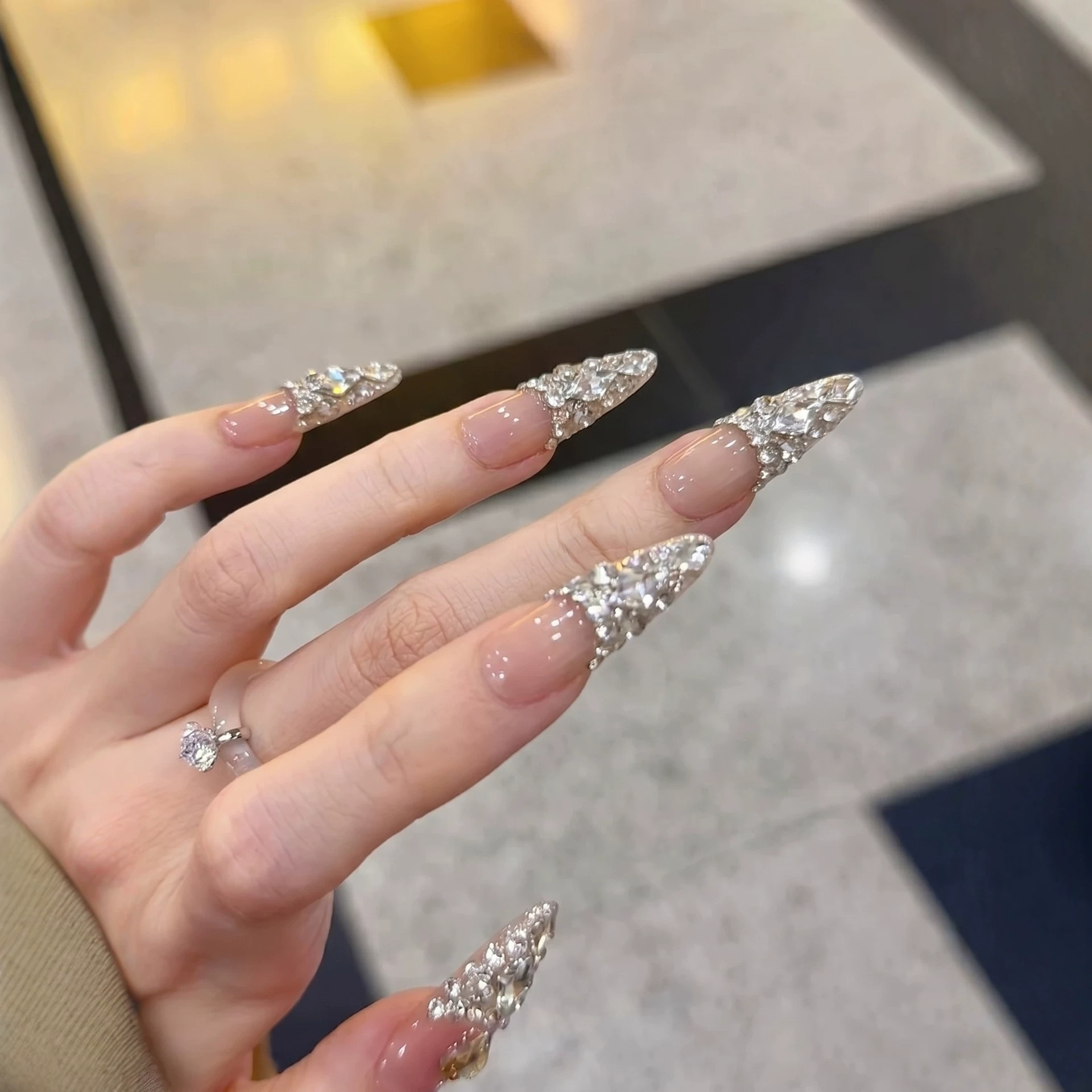 10 قطع أظافر لاصقة لامعة لحفلا - مراجعة Nail Art Press On وسعره